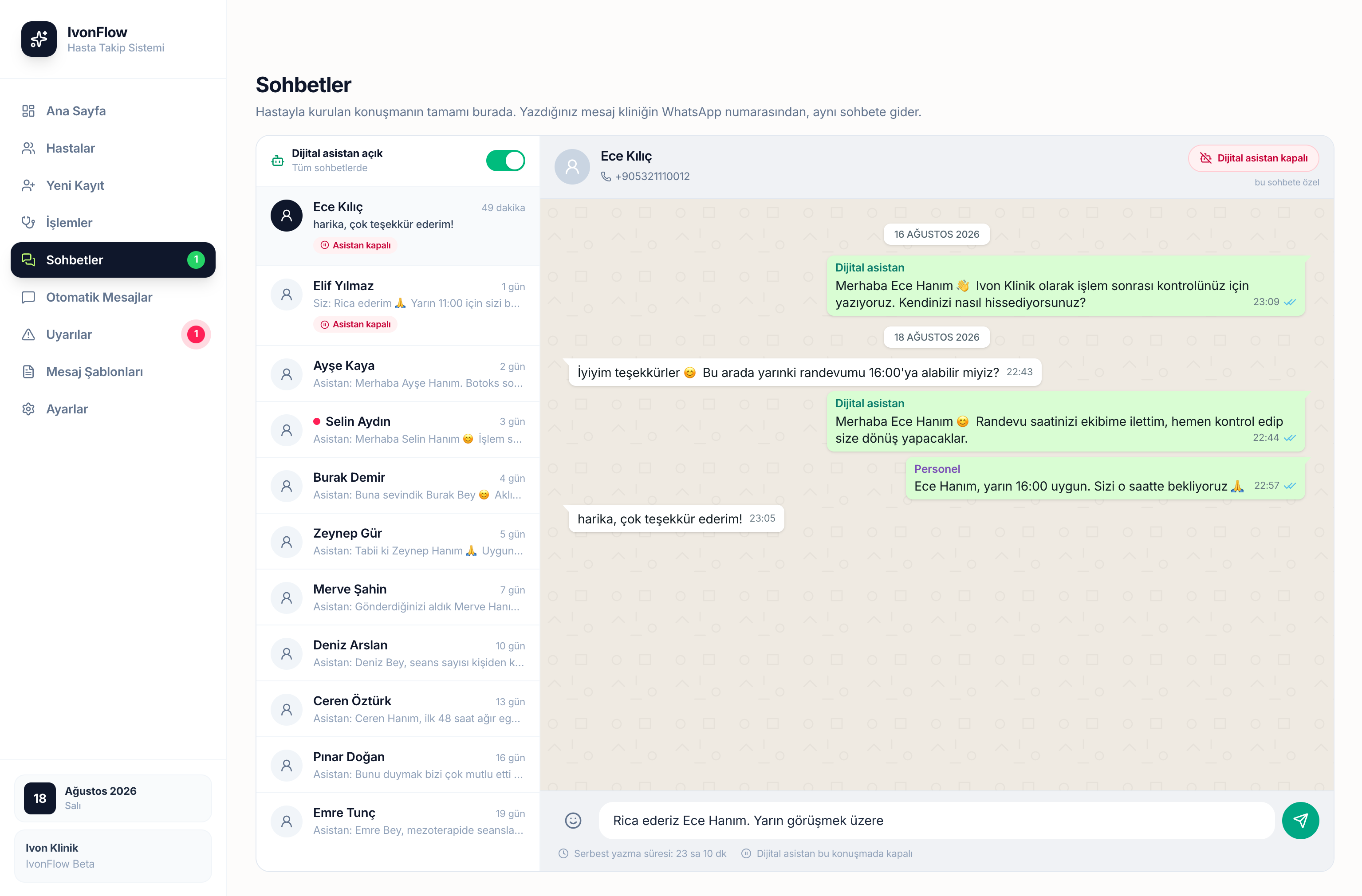 Sohbetler ekranı: hastayla yürüyen bir WhatsApp konuşması, dijital asistan ve personel balonları ayrı etiketli
